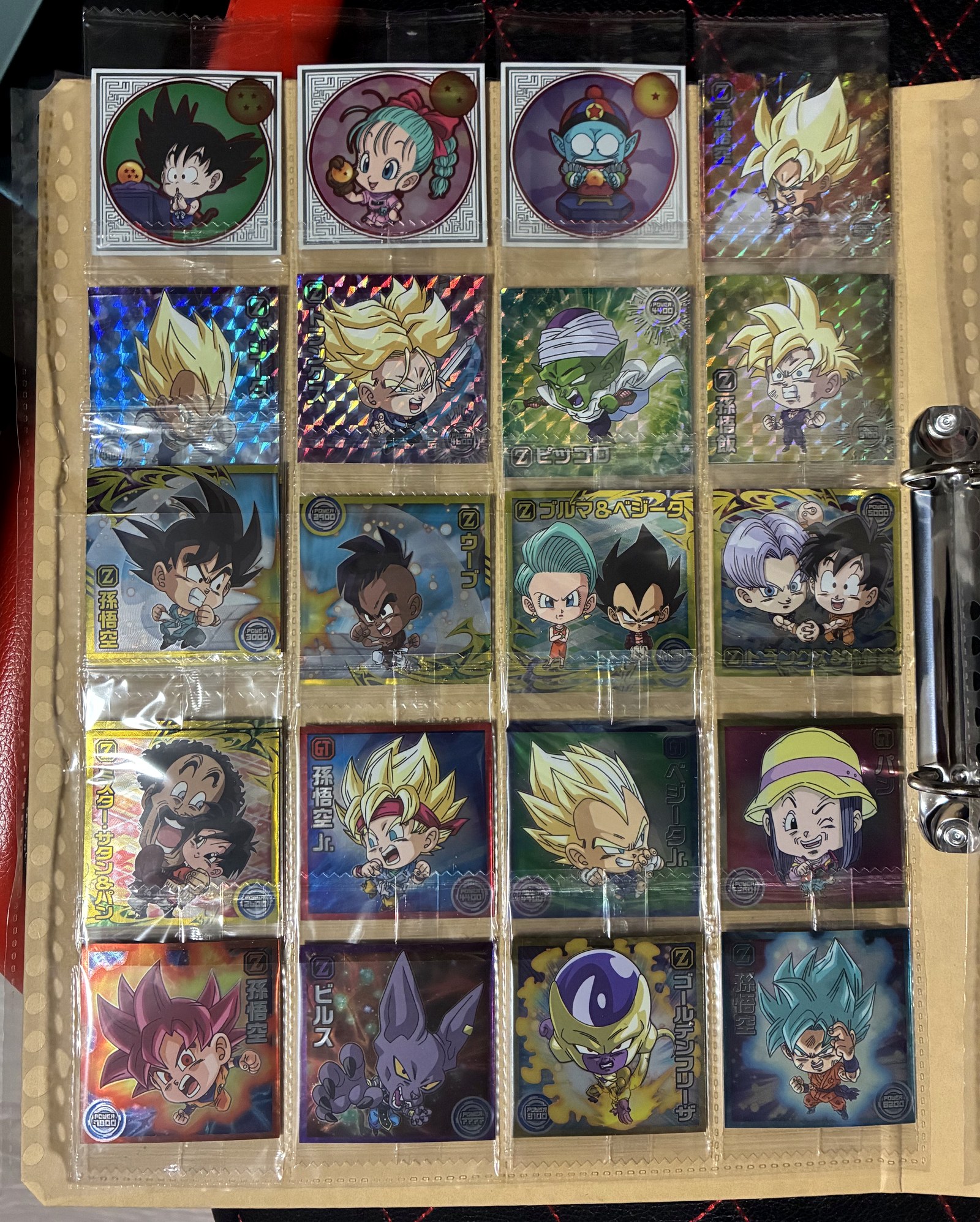 内袋を開けずファイルに並べたドラゴンボール超戦士シールのコレクション